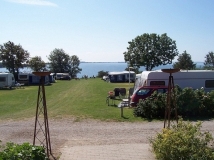 Blick Sanitärgebäude Nabcamping Richtung Ostsee