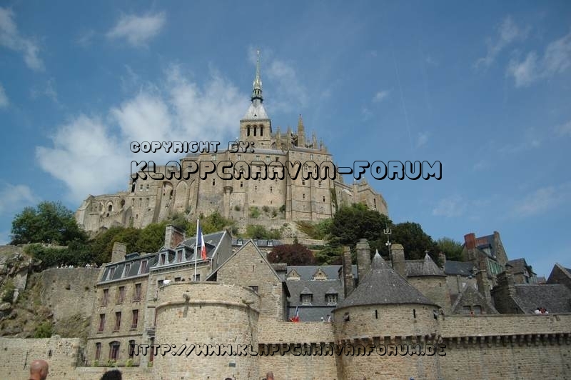 Kloster auf dem Mont Saint Michel von unten