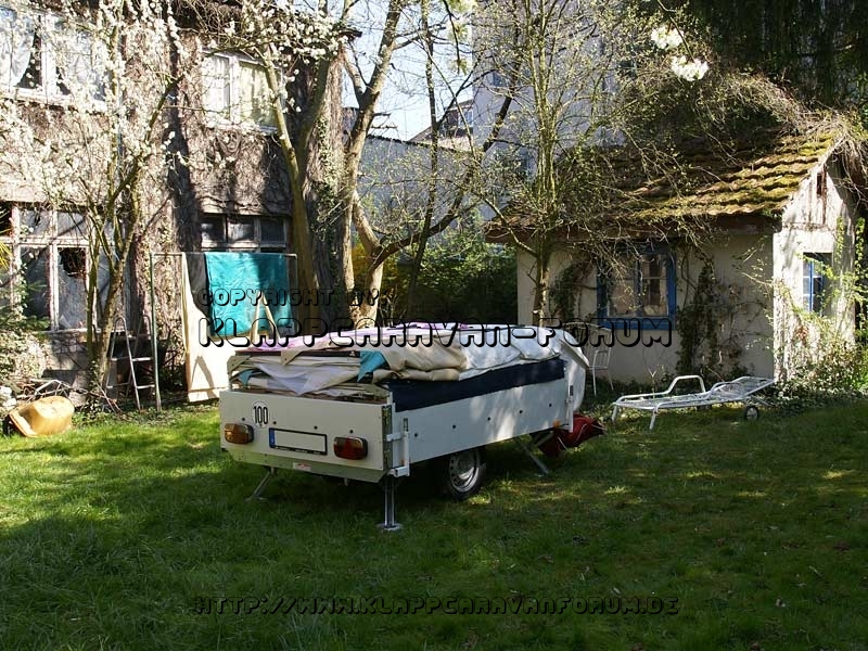 Aufbau Wagen ohne Vorzelt - Plane abgenommen, Stützen runtergekurbelt.