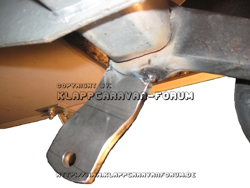 Stoßdämpfereinbau - Frisch angeschweißte Haltelasche