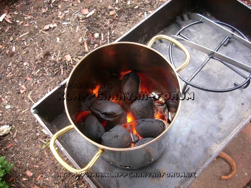 Duch Oven - Kohlenanzünder aus Spaghettitopf - In Aktion