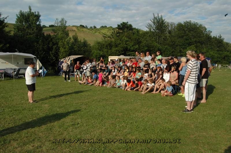 Nahe am Sommer 2012 - Wikingerschach - Siegerehrung - Der Turierleiter vor der versammelten Truppe